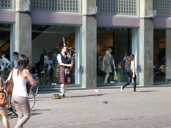 Walking through Chinatown in den Haag we heard bagpipes...